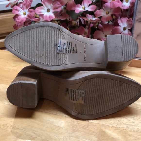 Taupe Suede Ladies Size 7 Fashion Boots 🥾 - Picture 10 of 10